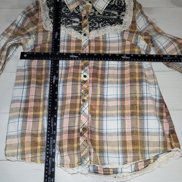 gimmicks by BKE  100% cotton Western Boho Aztec lace trim button down shirt. - Picture 7 of 7